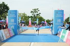 曼联主场4比1大胜狼队，B费梅开二度，姆贝莫、芒特破门，终结对手不胜纪录，升至第六。