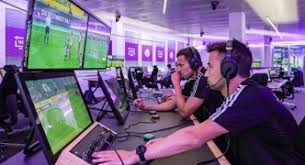 主动拎包 赵睿深夜外出约会 恋情曝光真相浮出水面